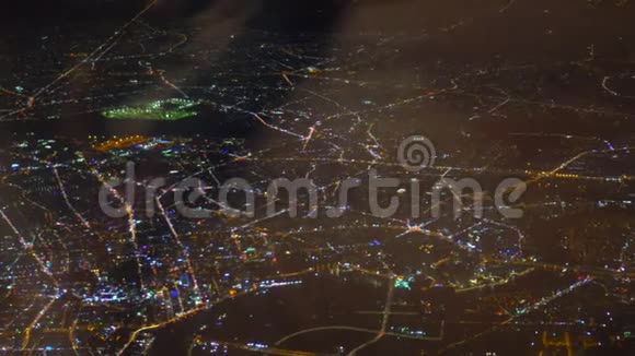 美丽的城市开放空间充满了夜间的火灾飞机在夜间飞越城市从空中俯瞰视频的预览图