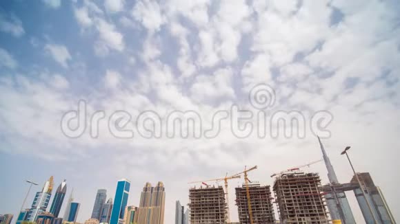 在迪拜市中心的背景下建造一座新的摩天大楼视频的预览图