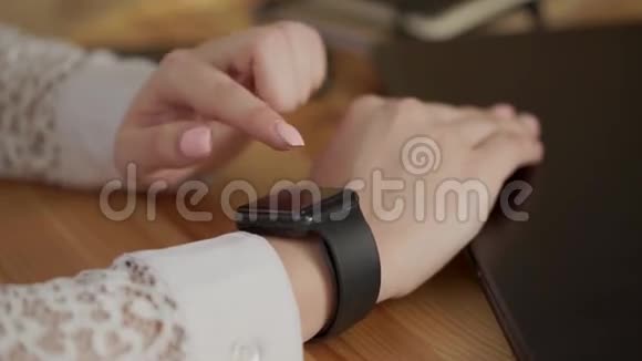 一个商务女性的手特写镜头用智能手表做商务工作视频的预览图