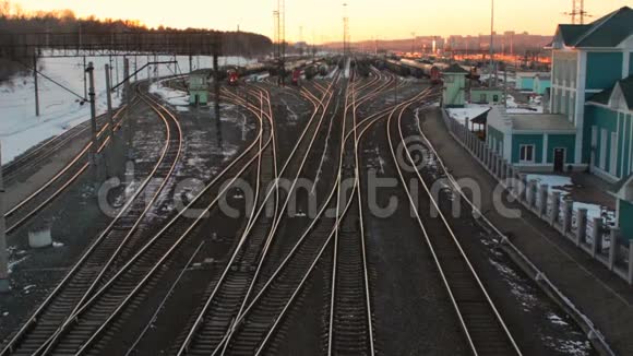 日落时分俄罗斯铁路将铁路车场与多条铁路货运列车编组视频的预览图