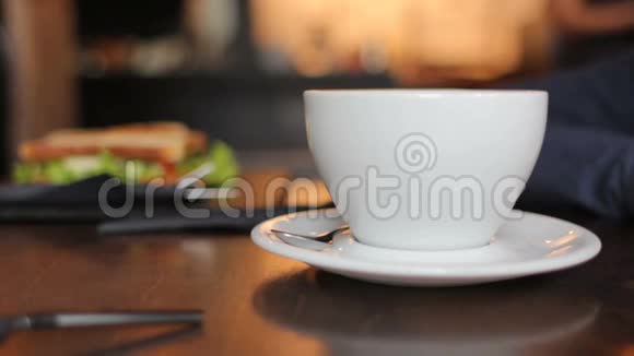 女人在咖啡馆喝咖啡茶早餐后咖啡厅内部视频的预览图