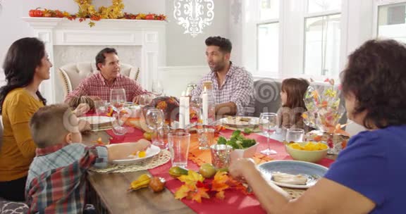 家庭在R3D的餐桌上享受感恩节大餐视频的预览图
