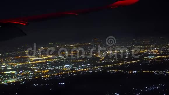 从飞机乘客的窗户看美丽的城市开放空间充满了夜间的火灾平面视频的预览图