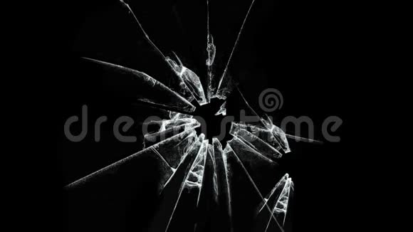 屏幕或镜片裂纹玻璃碎片和黑色背景上的碎玻璃视频的预览图