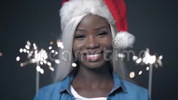 非洲性感女孩白发圣诞快乐视频的预览图