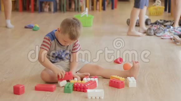 男孩制造玩具宝宝玩积木视频的预览图