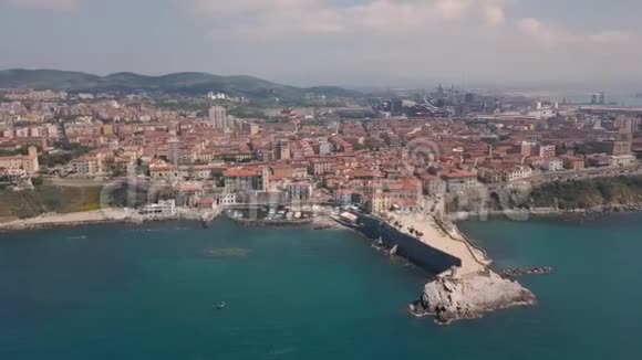 鸟瞰皮奥比诺海岸城市全景意大利马雷玛托斯卡纳视频的预览图