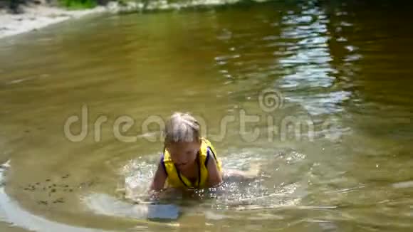 这个女孩学会在浅水中游泳视频的预览图