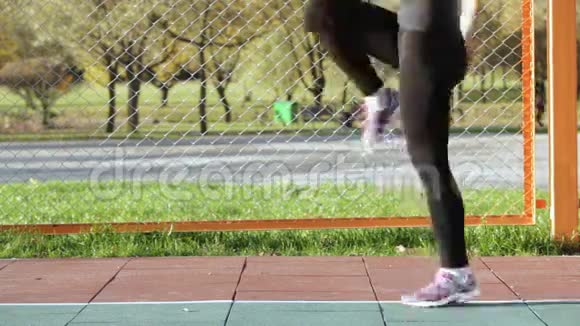 女运动员在跑步把膝盖抬高视频的预览图