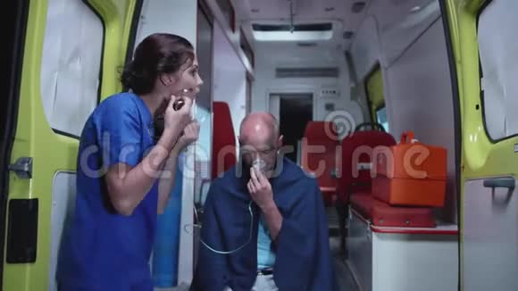 病人坐在救护车的氧气面罩里视频的预览图