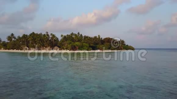 相机远离圆形热带环礁岛度假酒店白色的沙棕树覆盖绿松石印度视频的预览图
