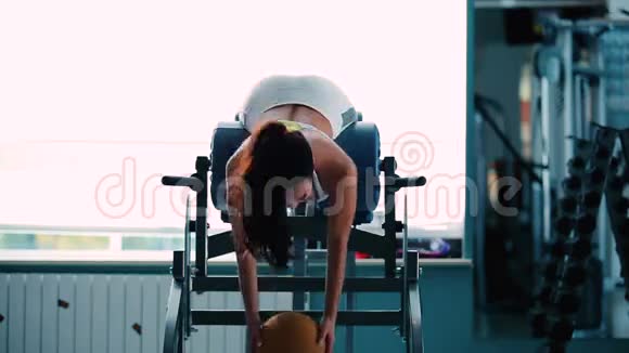 一个女孩在健身房训练背部肌肉视频的预览图