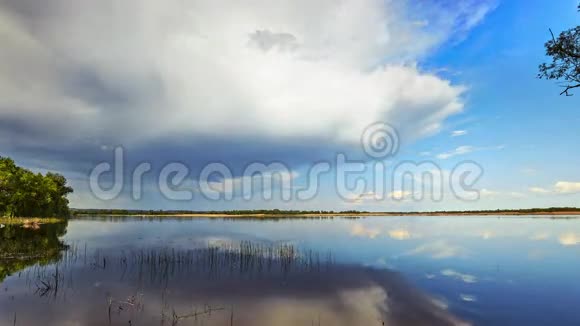 云层漂浮在伏尔加河上空视频的预览图