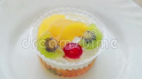 水果蛋糕在白色盘子上旋转一圈视频的预览图