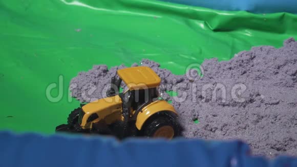 动能沙胖子他的手在沙堆里玩玩具视频的预览图