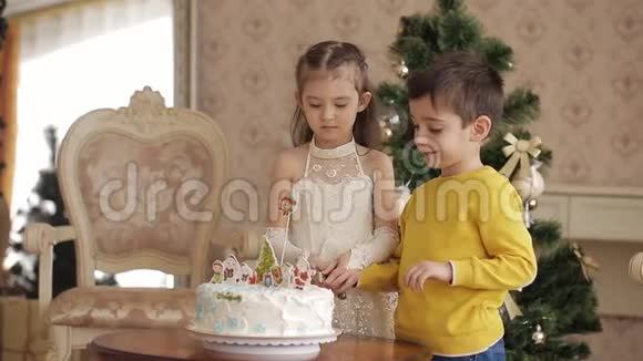 小孩子切圣诞蛋糕视频的预览图