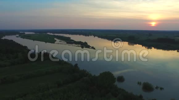 鸟瞰维斯图拉河日落米耶兹视频的预览图