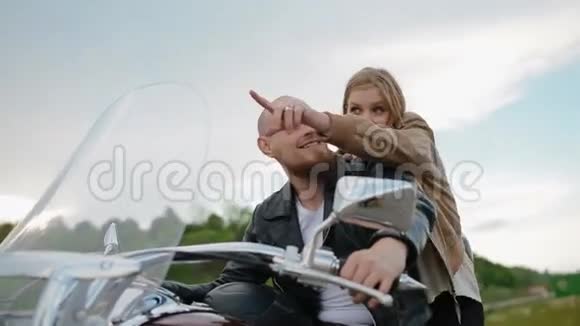 年轻的白人夫妇骑着摩托车视频的预览图