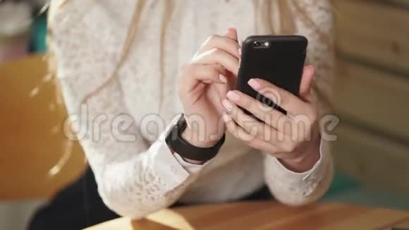 在智能手机上查看消息的商务女性近距离拍摄视频的预览图