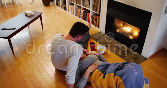 客厅靠近壁炉的一对情侣视频的预览图
