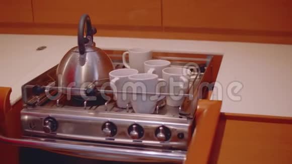 壶和杯子的景色茶和咖啡的炊具挂在卡丹和摇摆因为运动视频的预览图