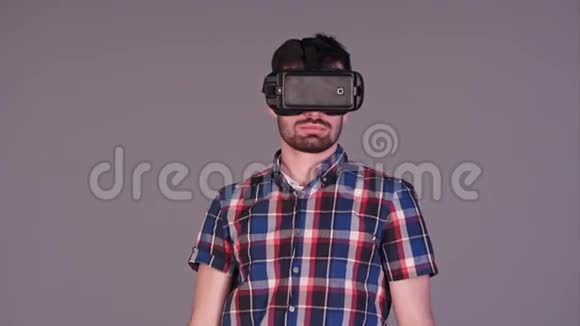 虚拟现实中戴眼镜的年轻人触摸想象中的屏幕视频的预览图