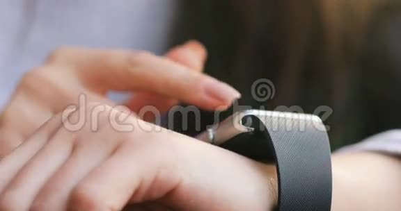 女性手使用智能手表触摸屏智能手表特写4k通知视频的预览图