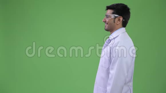 年轻英俊的波斯男子医生戴着防护眼镜的侧影视频的预览图