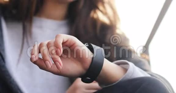 女人在户外使用她的智能手表设备用手指做手势天气晴朗可穿戴技术是视频的预览图