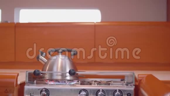从炊具上的水壶可以看到的运动效果视频的预览图