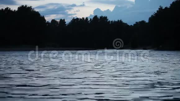 宁静的夜晚在湖边视频的预览图