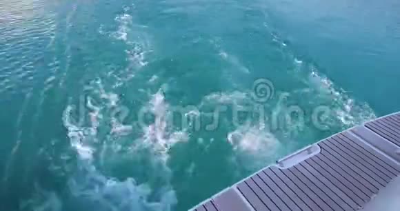 豪华游艇漂浮在蓝色的海浪中视频的预览图