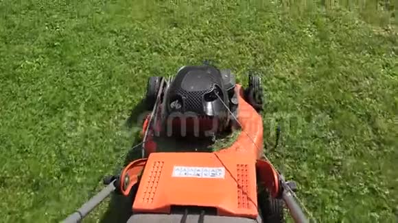 光脚工人男用割草机剪草地草4K视频的预览图
