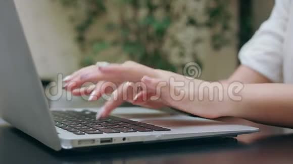 女人手在房间里的笔记本电脑上打字视频的预览图