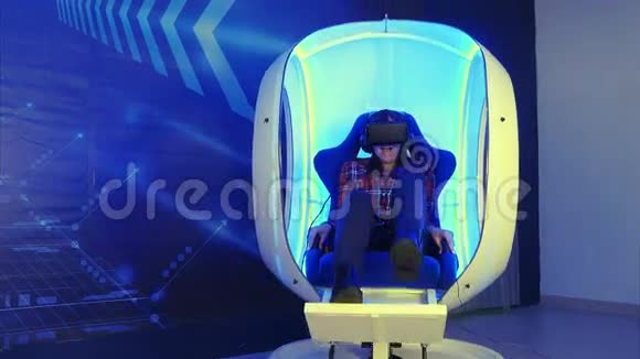 年轻女孩坐在虚拟现实的吸引和感觉可怕视频的预览图