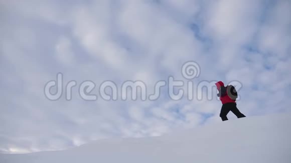 游客攀登一座山雪崖伸出援助之手人们互相帮助团队合作团队合作理念视频的预览图