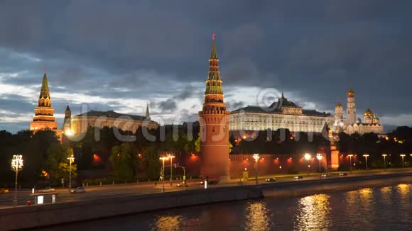 夜晚在莫斯科克里姆林宫上空移动云层视频的预览图