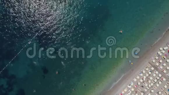 鸟瞰布德瓦镇附近的卡梅诺沃海滩视频的预览图
