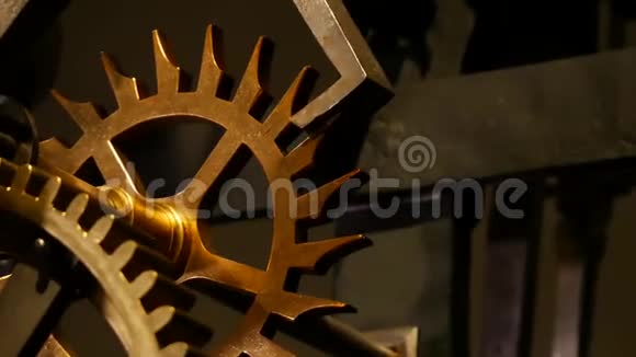 旧生锈齿轮传动轮的细节视频的预览图