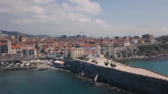 鸟瞰皮奥比诺海岸从空中俯瞰这座城市意大利马雷玛托斯卡纳视频的预览图