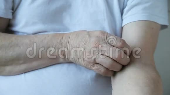 手痒的男人视频的预览图