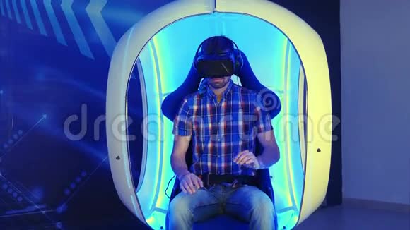 坐在移动椅子上沉浸在虚拟现实体验中的年轻人视频的预览图
