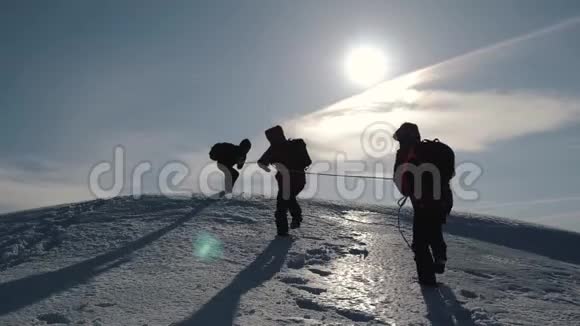 游客攀登一座山雪崖伸出援助之手人们互相帮助团队合作团队合作理念视频的预览图