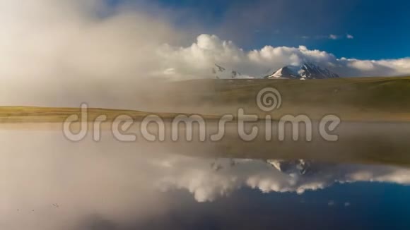 雾蒙蒙的夏日日出过山湖俄罗斯阿尔泰乌科高原视频的预览图