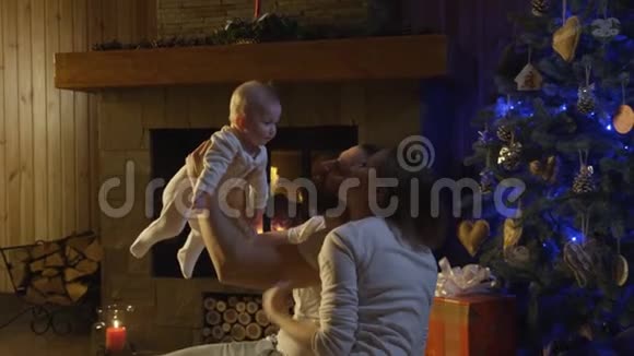 年轻的幸福家庭和婴儿一起庆祝圣诞节视频的预览图