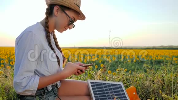女孩在社交网络中使用移动和太阳能电池板在后台交流年轻女性浏览蜂窝视频的预览图