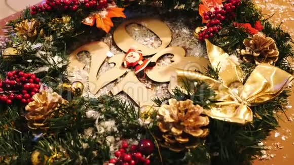 在棕色背景下下雪的2018年圣诞节特写视频的预览图
