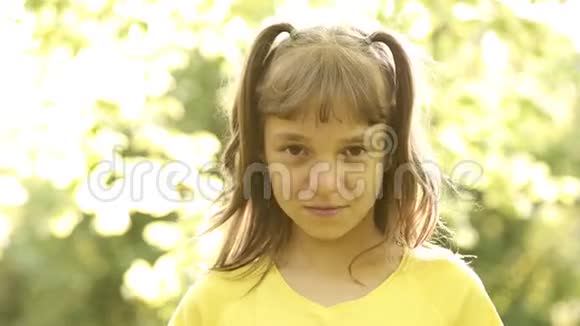 微笑和悲伤的小女孩的肖像视频的预览图