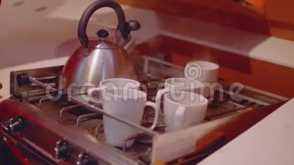 壶和杯子的景色茶和咖啡的炊具挂在卡丹和摇摆因为运动视频的预览图