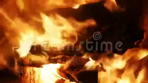 壁炉中燃烧的木材4千米视频的预览图